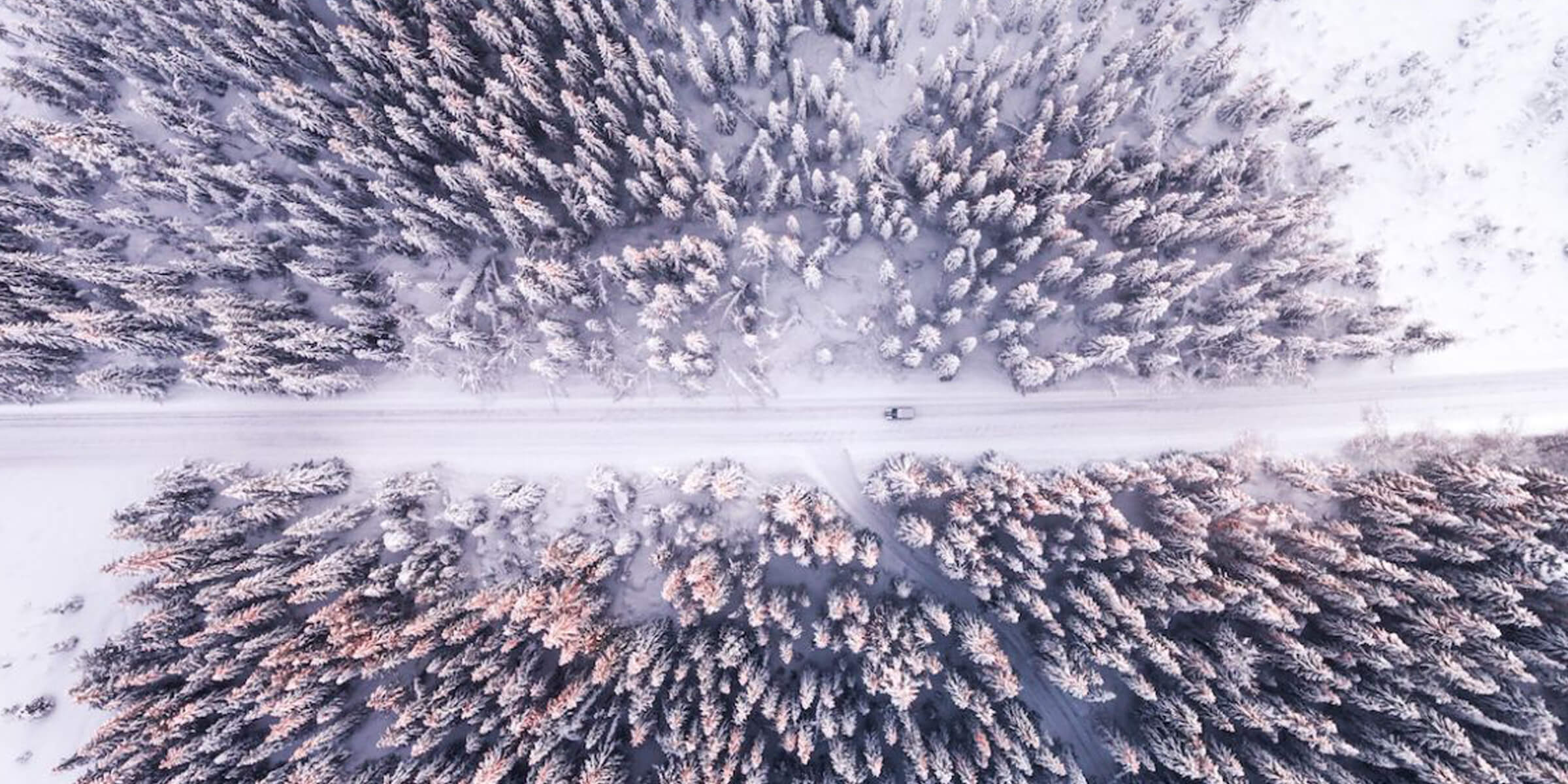 Luminen tie ylhäältä kuvattuna.