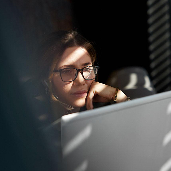 Nainen tietokoneella