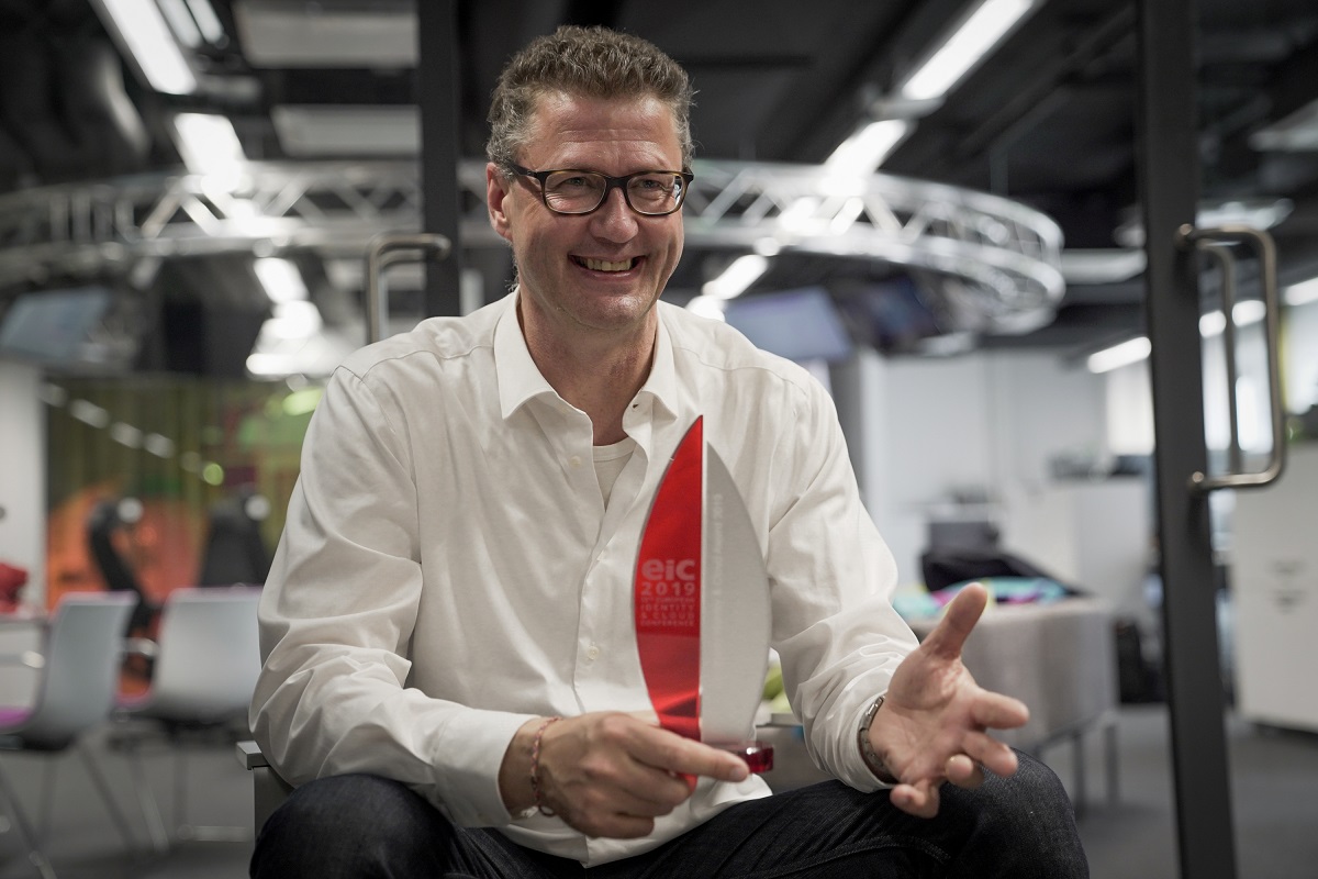Telian Ari Hakala iloisena identiteettitapahtuman palkinto kädessään