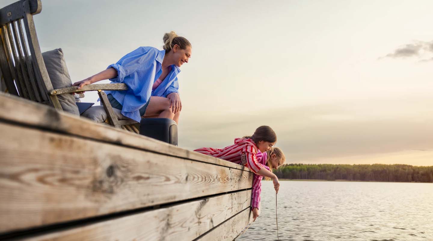 Äiti ja lapset laiturilla
