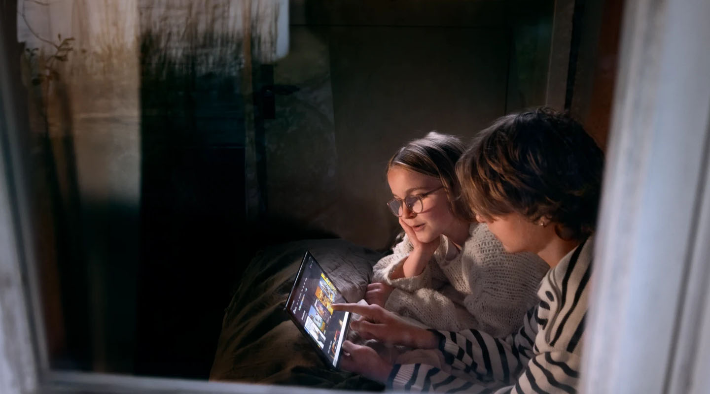 Nuoret selaamassa tablettia mökillä