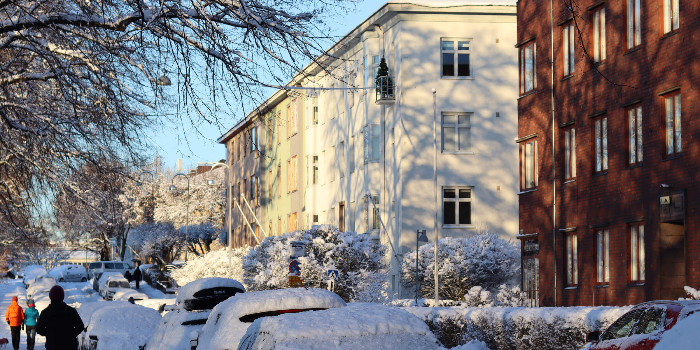 Helsinkiläisiä kerrostaloja talvella.