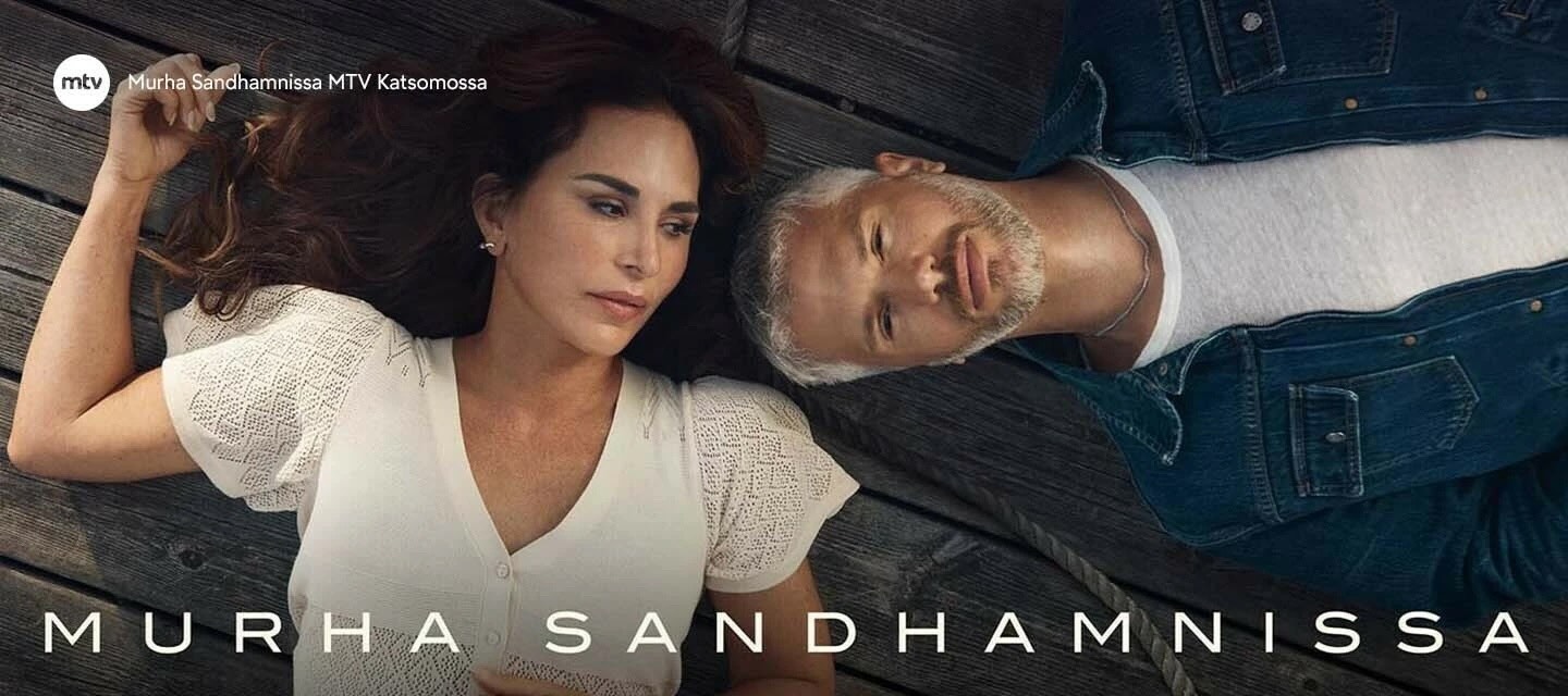 Murha Sandhamnissa -sarjan promootiokuva, jossa kaksi henkilöä makaa vierekkäin puisella laiturilla. Kuvan alareunassa näkyy sarjan nimi "Murha Sandhamnissa".