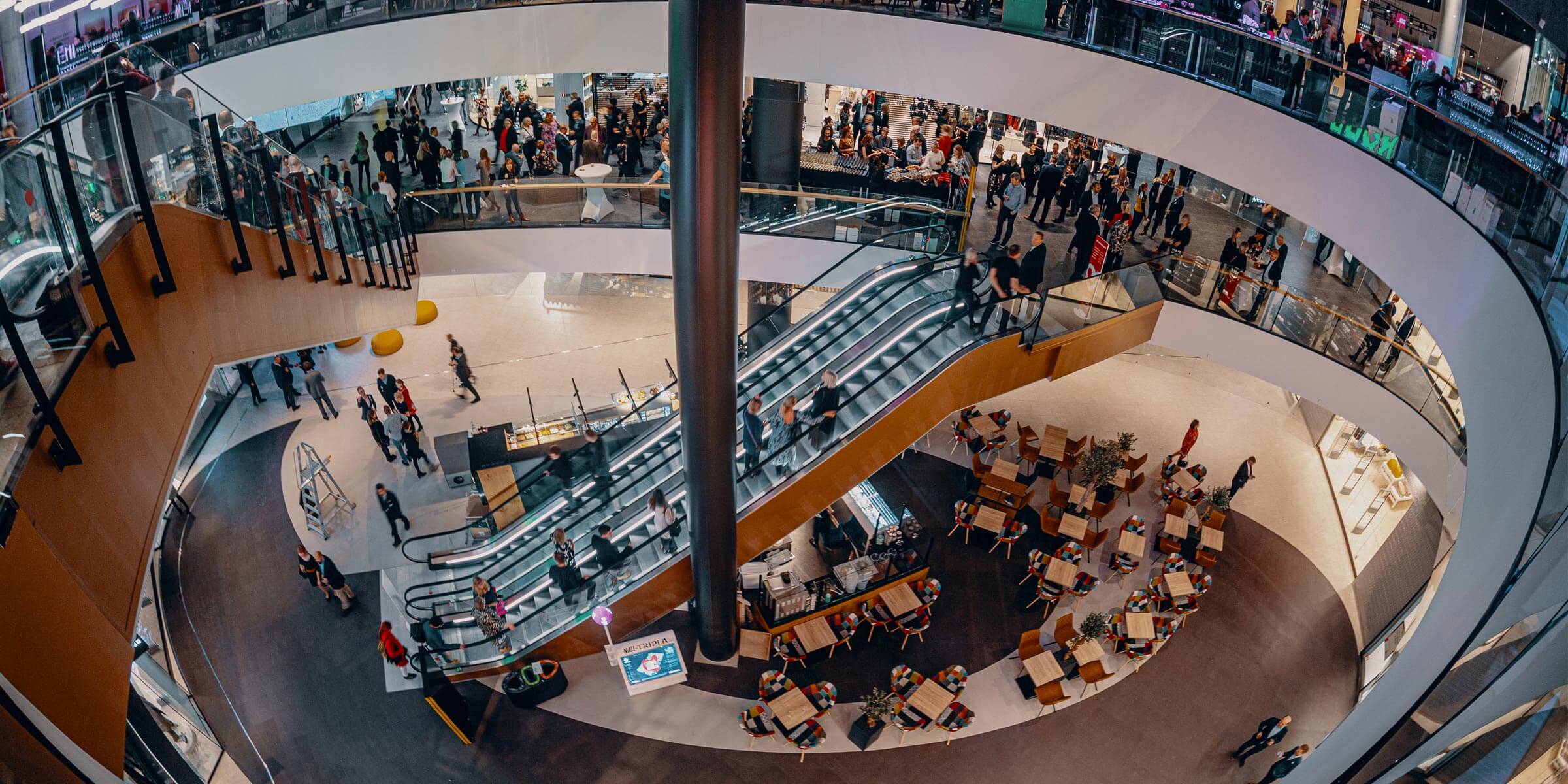 Väkijoukko kauppakeskus Mall of Triplassa.